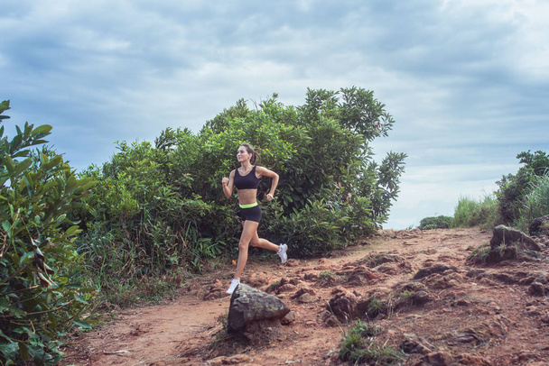 Молодая спортсменка бегает по пересеченной местности
  - Фото, изображение