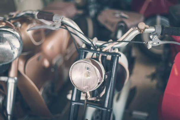 Feche o farol da velha moto vintage enferrujada
 - Foto, Imagem