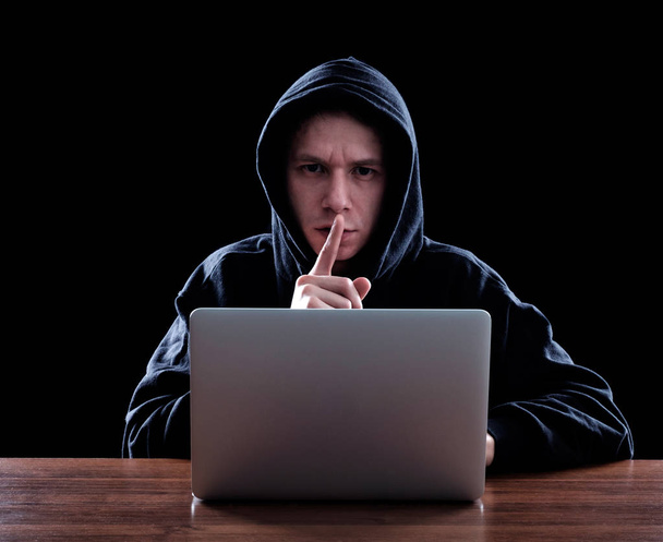 Hooded computer hacker stealing information - Zdjęcie, obraz