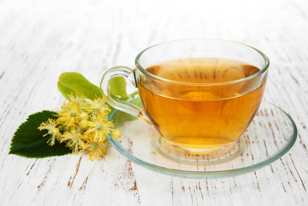 xícara de chá de ervas com flores de tília - Foto, Imagem