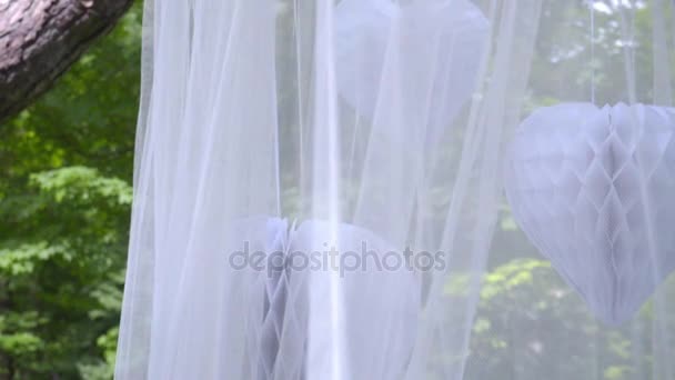 Witte transparante doek op groene achtergrond in het park. Prachtige bruidssluier - Video