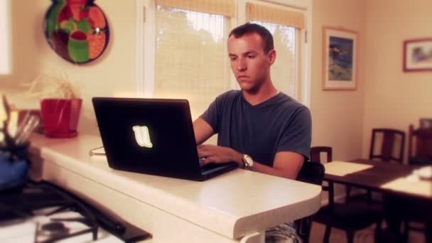 Egy diák veszi tudomásul veszi az ő laptop gépelés közben - Felvétel, videó