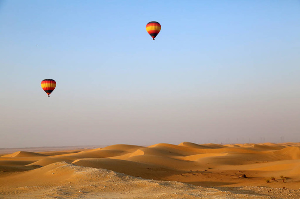 festői kilátással a levegő léggömbök repül a sivatagban  - Fotó, kép