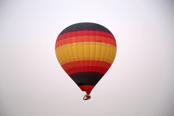 schilderachtig uitzicht op vliegen in de avondlucht luchtballon - Foto, afbeelding