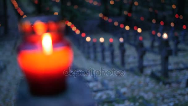 Cemitério à noite com velas coloridas para o Dia de Todos os Santos. O Dia de Todos os Santos é uma solenidade celebrada em 1 de novembro pela Igreja Católica. Tiro estático
. - Filmagem, Vídeo