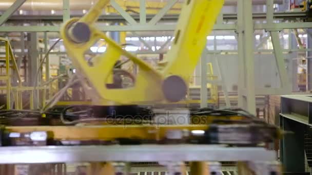 Equipo de fábrica moderno. Robots que trabajan en una fábrica industrial
. - Metraje, vídeo