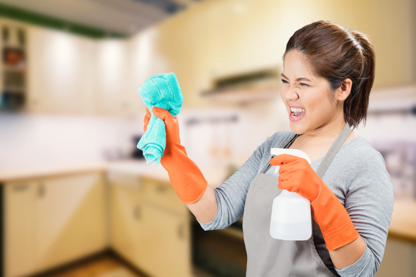 asiatische Hausfrau kämpfen mit schmutzigen - Foto, Bild