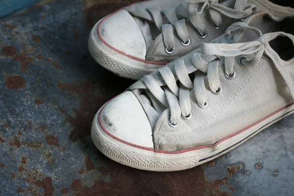 Vecchie scarpe da ginnastica su zinco
 - Foto, immagini