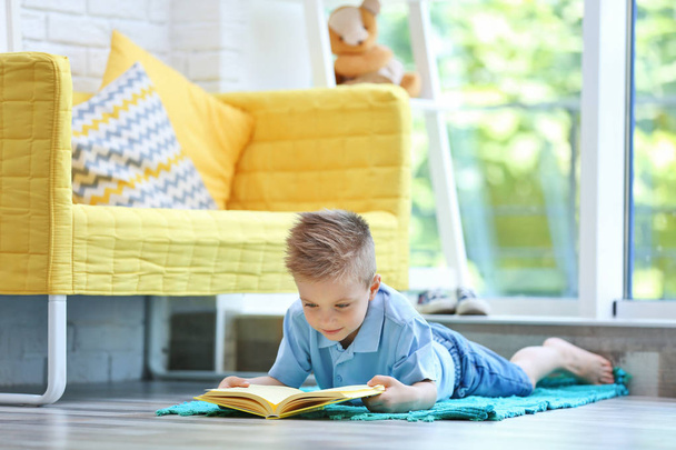 boy reading book - Foto, Imagen