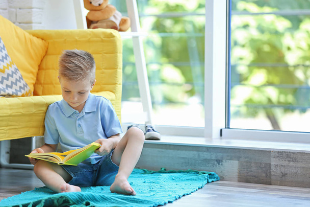 boy reading book - Φωτογραφία, εικόνα