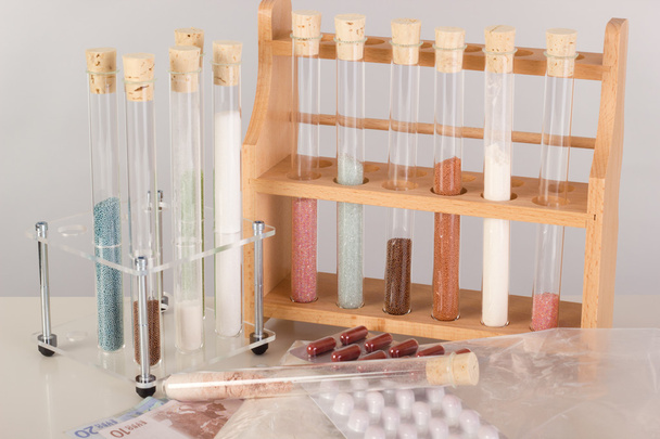 Тестові трубки у фармацевтичній лабораторії
 - Фото, зображення