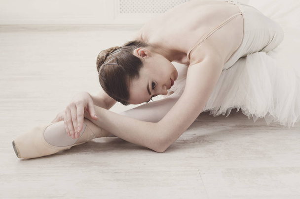 Gracieuze Ballerina uitrekken, ballet achtergrond - Foto, afbeelding