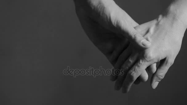 Nahaufnahme Mann und Frau Hand berühren, zusammenhalten auf verschwommenem Hintergrund. - Filmmaterial, Video