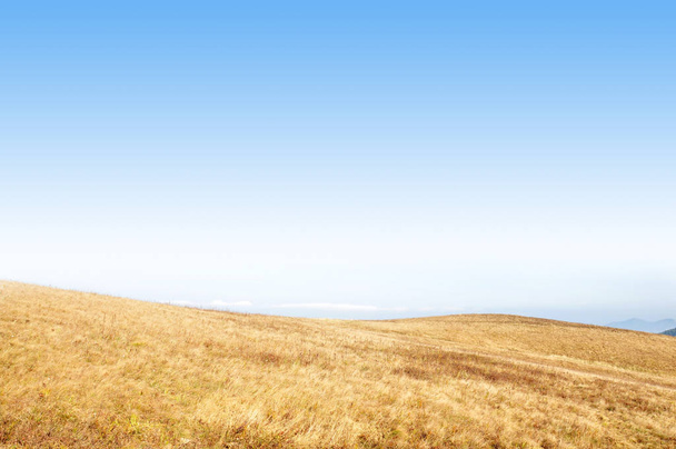 Осінні луки з сухими коричневими травами і блакитним небом
 - Фото, зображення