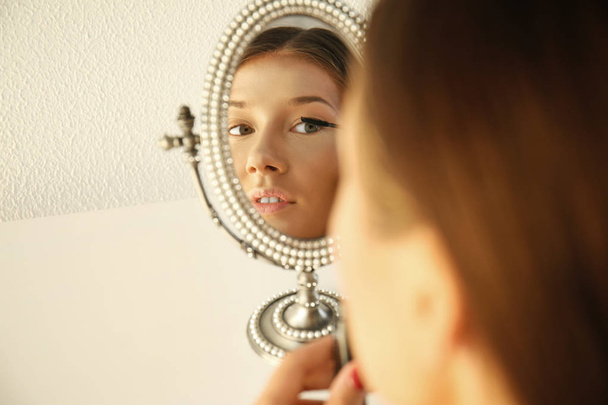 woman doing her make up - Foto, Imagem