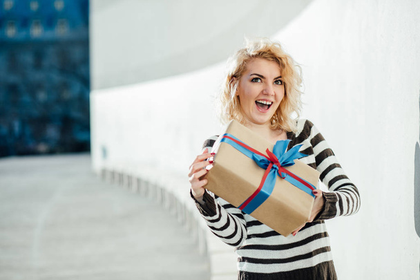 Young woman with a gift, concept - Foto, afbeelding