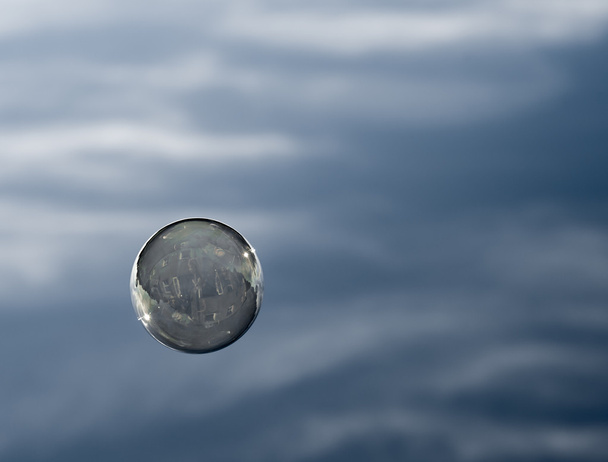 Blase schwebt gegen bewölkten Himmel - Foto, Bild