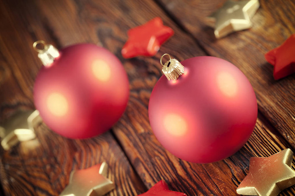 Noel topları ve ahşap masa üzerinde yıldız - Fotoğraf, Görsel