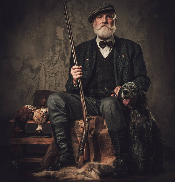 Senior hunter with a english setter and shotgun  - Photo, Image