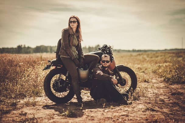 Elegante pareja de corredores de café en las motocicletas personalizadas vintage
  - Foto, imagen