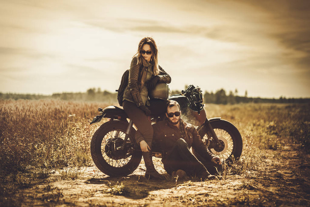 Şık kafe racer çift vintage özel motosiklet üzerinde  - Fotoğraf, Görsel