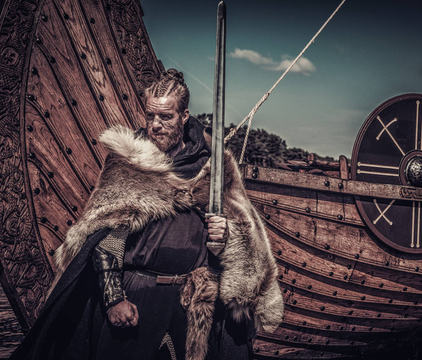 Guerreiro viking com espada
  - Foto, Imagem