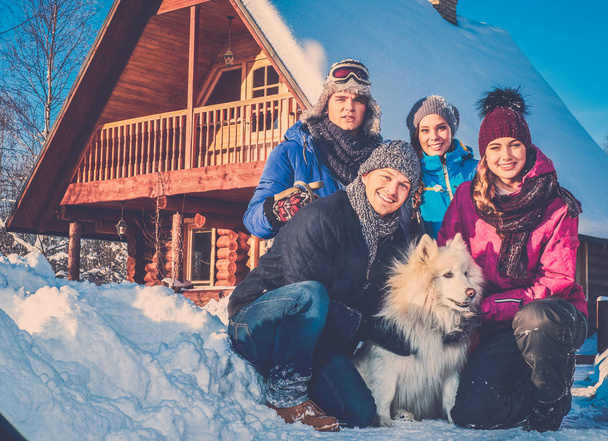 Веселі друзі з собакою проводять зимові канікули разом
  - Фото, зображення