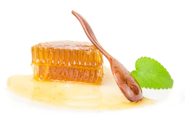süßer Honig isoliert auf weißem Hintergrund - Foto, Bild
