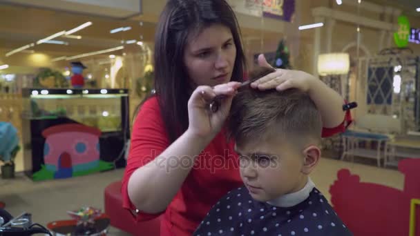 кавказский ребенок, стригущий волосы
. - Кадры, видео