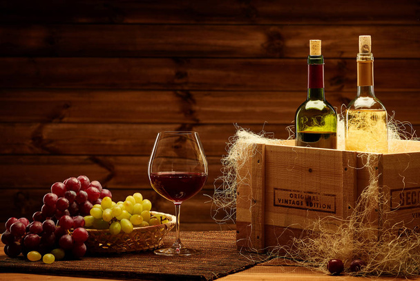Бутылки красного и белого вина
  - Фото, изображение