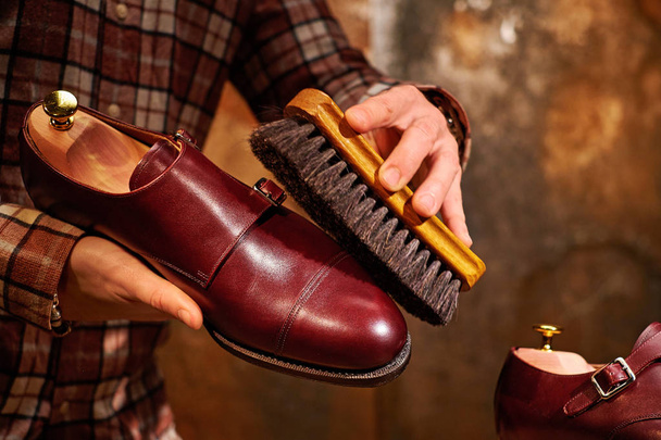 Hombre zapatos de cuero pulido con cepillo
. - Foto, imagen