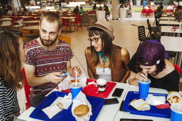 Friends eating at mall - Фото, зображення