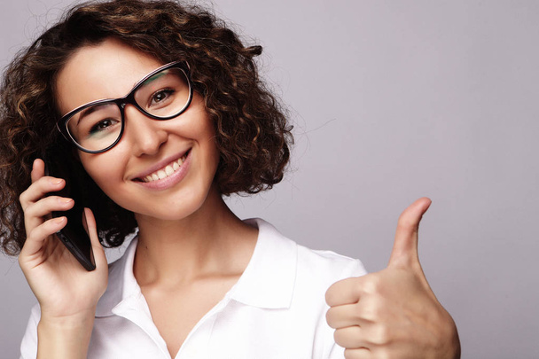 Portrait of smiling business woman phone talking and show OK - Foto, Imagem