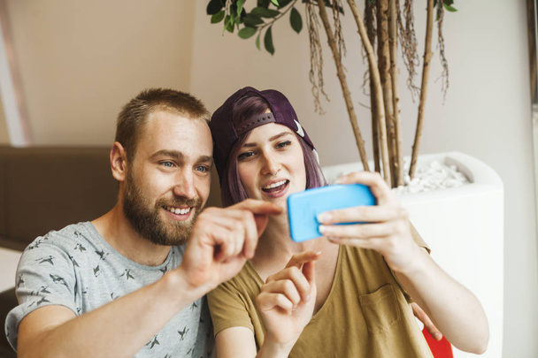Ευτυχισμένο ζευγάρι βγάζει selfie - Φωτογραφία, εικόνα