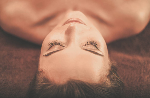 mladá žena s masáží v salonu spa - Fotografie, Obrázek