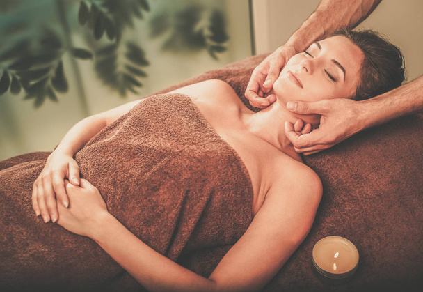 Kobieta o twarzy masaż w salonie spa - Zdjęcie, obraz