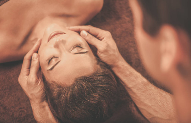 mujer teniendo masaje facial en un salón de spa
 - Foto, Imagen