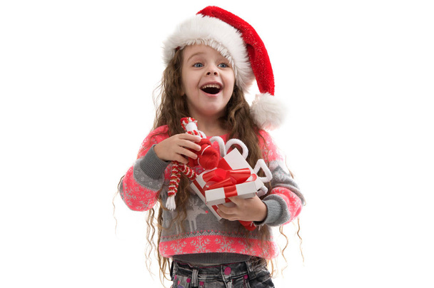 glückliches kleines Kind im Kostüm hält eine Schachtel mit einem Geschenk. - Foto, Bild