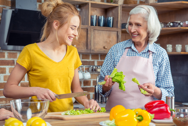 Wnuczka i babcia wspólne gotowanie - Zdjęcie, obraz