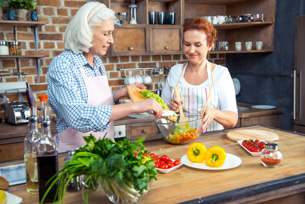 жінок приготування їжі разом
 - Фото, зображення