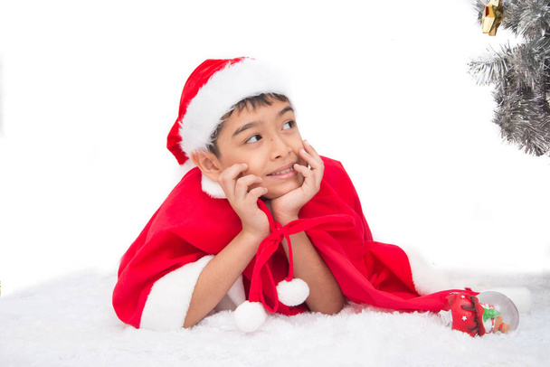Крупним планом портрет маленького хлопчика, який посміхається на Різдво святкування час з посмішкою
 - Фото, зображення