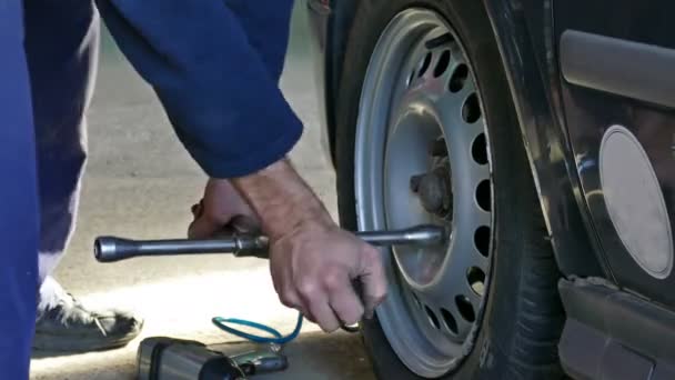 Montážní auto pneumatiky na auto - Záběry, video
