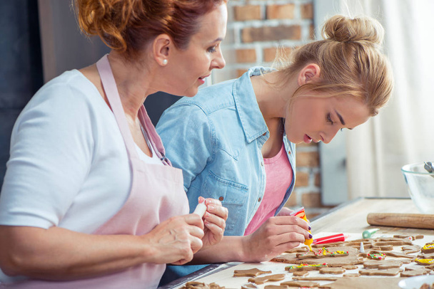 Mother and daughter making cookies - 写真・画像