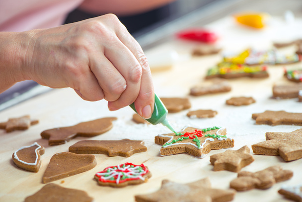 クリスマスのクッキーをアイシング - 写真・画像