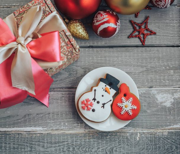 Zelfgemaakte peperkoek Cookie in de vorm van een sneeuwpop en Kerstmis speelgoed  - Foto, afbeelding