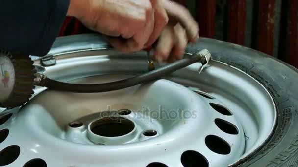 Verificando a pressão do pneu do carro
 - Filmagem, Vídeo
