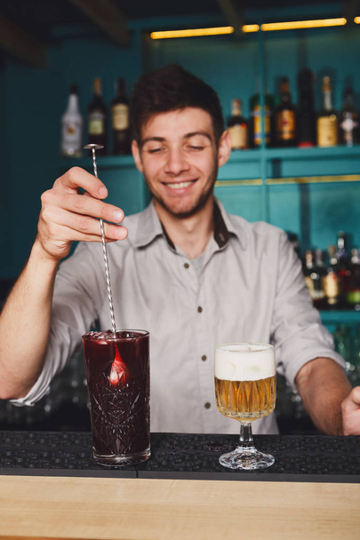 Giovane bel barman versare cocktail drink in vetro
 - Foto, immagini