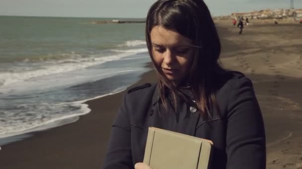 beautiful business woman walking on the beach talking on the phone - Filmagem, Vídeo