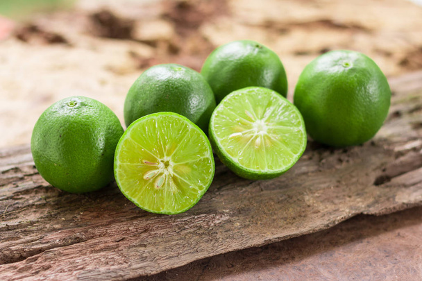 Лимони - зелені лимони з саду на дерев'яному фоні, Виберіть фокус, м'який фокус і розмивання
 - Фото, зображення