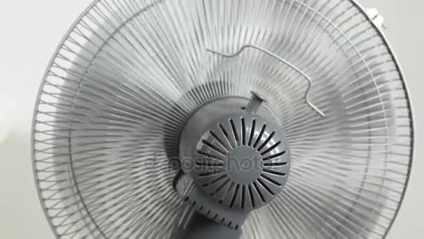 Ventilator blies schnell. Klimaanlage kühlt Raum im heißen Sommer - Filmmaterial, Video